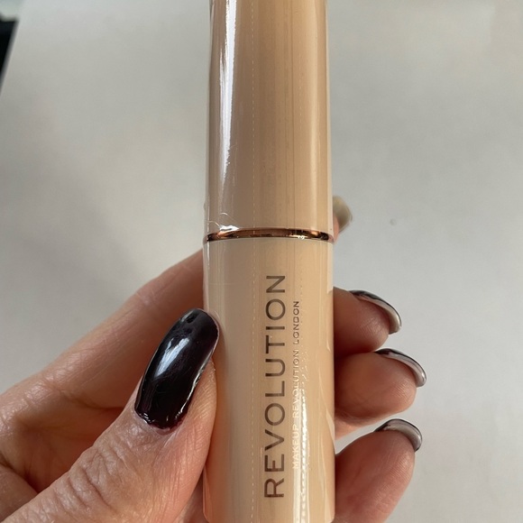 Closet Clear Out! BNIB Gift Bag - Revolution Foundation Set w/ Revolution Primer - Picture 3 of 6
